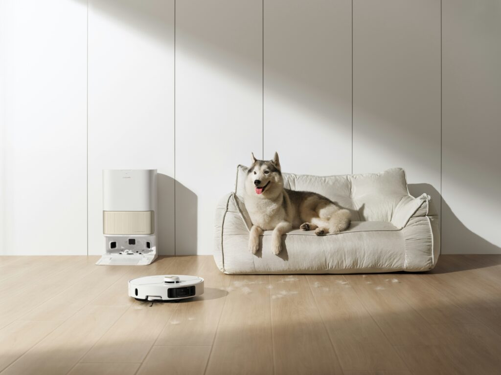 Robot aspirador con perro en casa