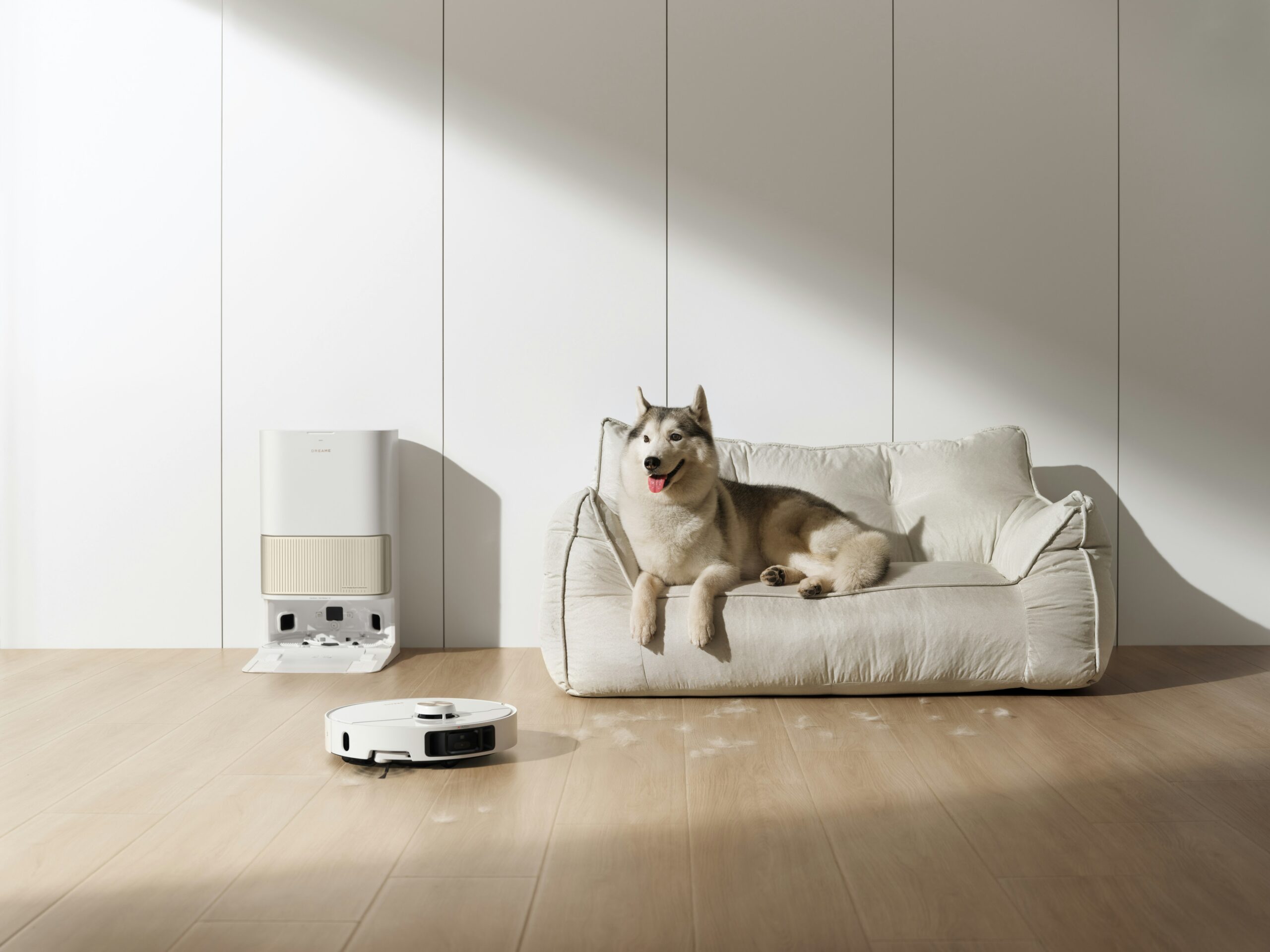 Robot aspirador con perro en casa