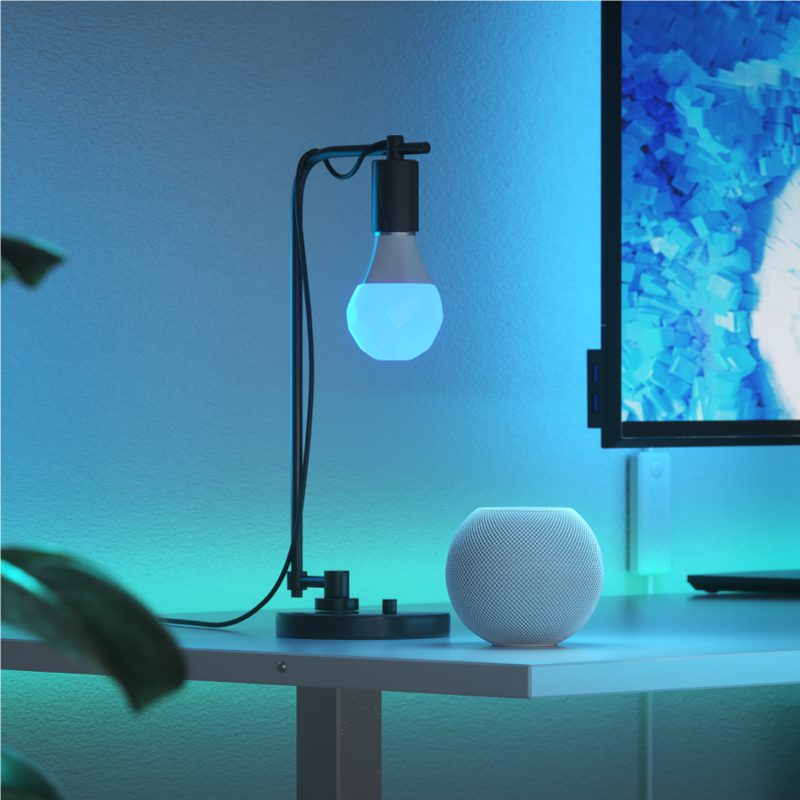bombilla inteligente instalada en lámpara de hogar moderno