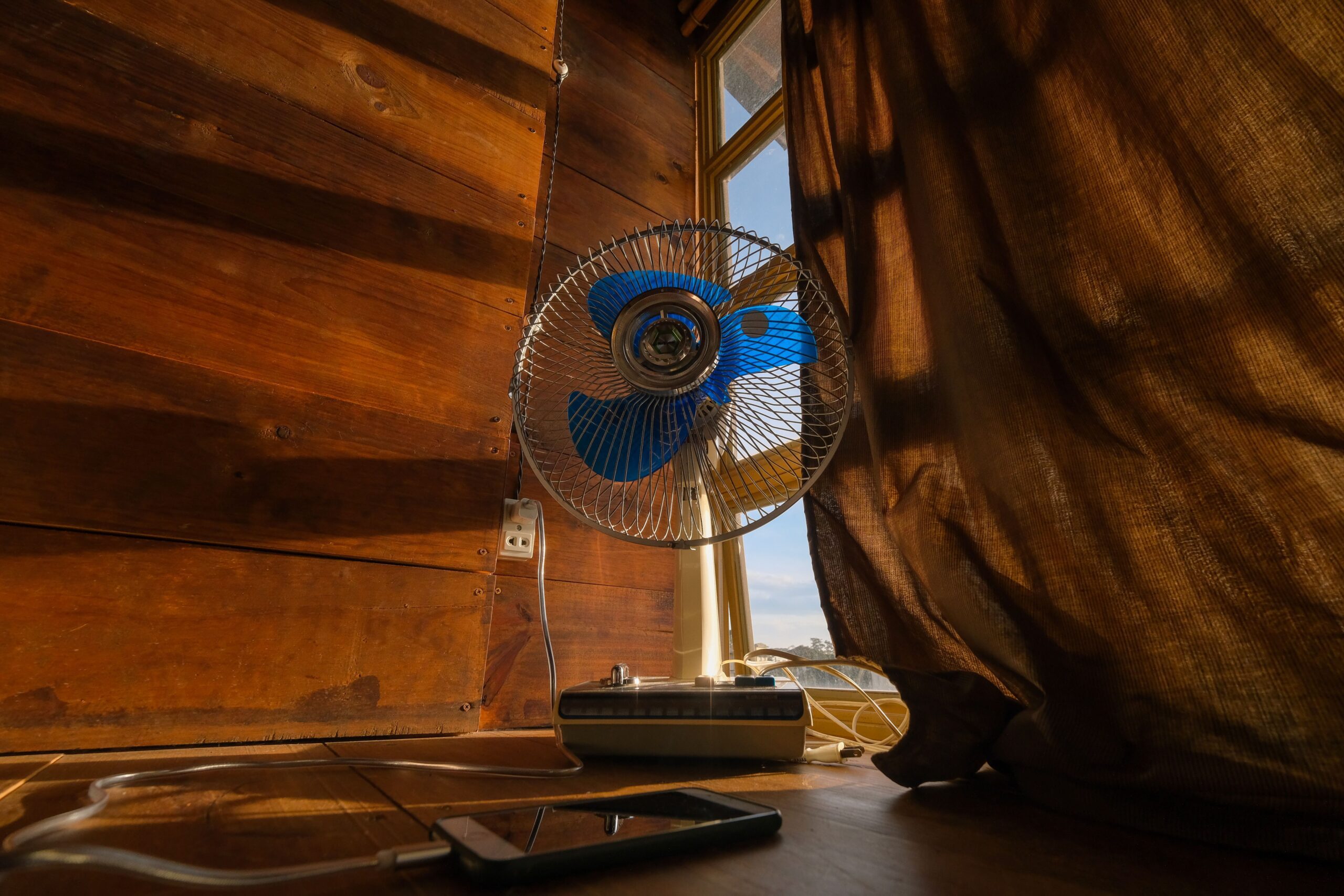casa fresca en verano con ventilador y persianas bajadas