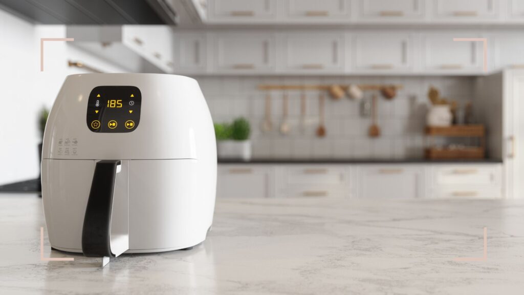 freidora de aire en encimera de cocina moderna