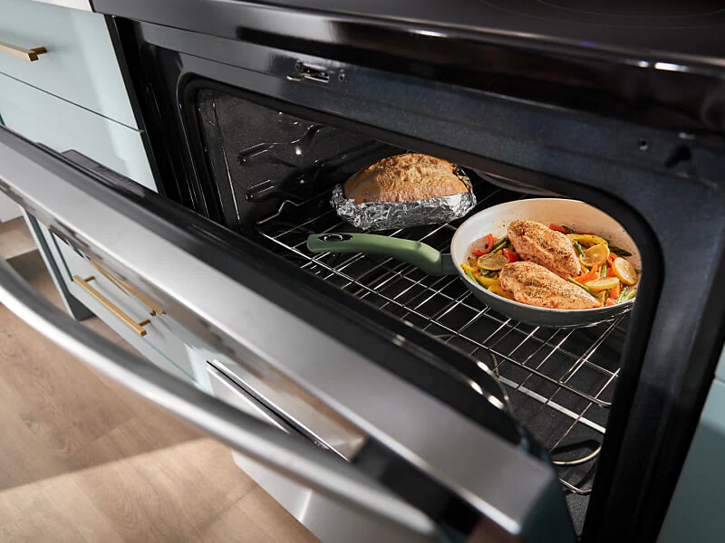 horno convencional encendido con bandeja de comida
