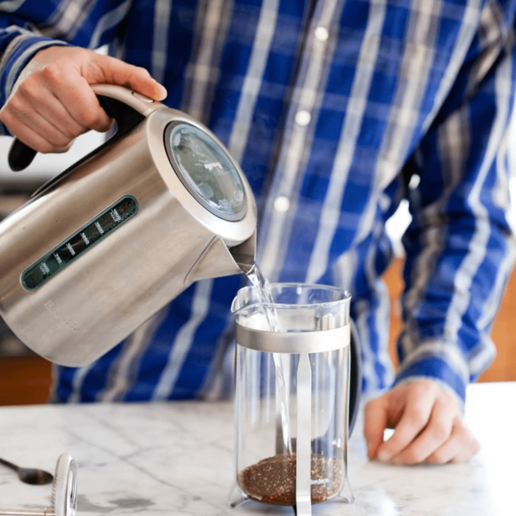 hervidor de agua inteligente preparando café