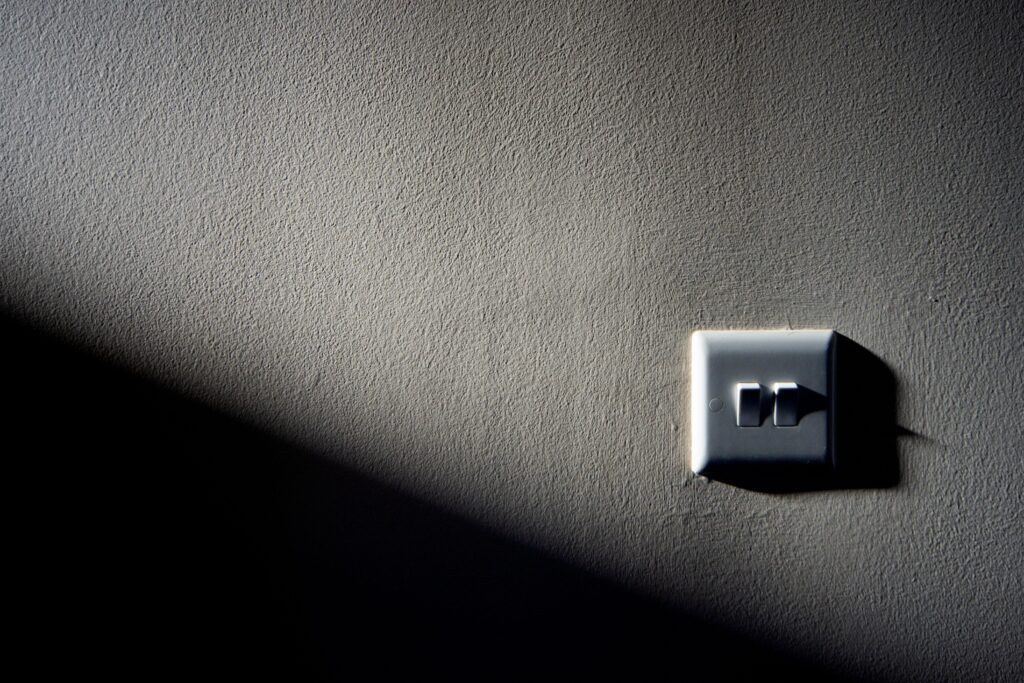 interruptor de pared incompatible con bombilla inteligente