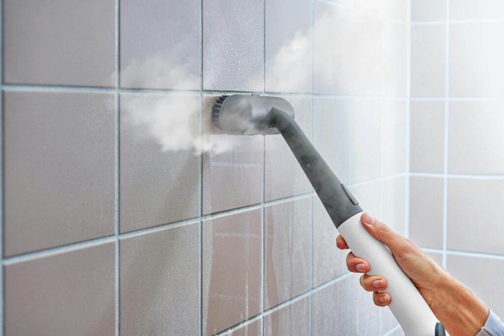 juntas de azulejo del baño limpias con limpiador de vapor de mano