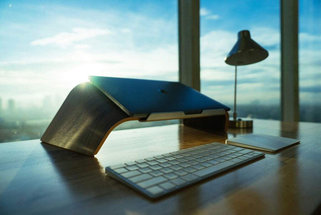 lámpara de terapia de luz en escritorio durante la mañana