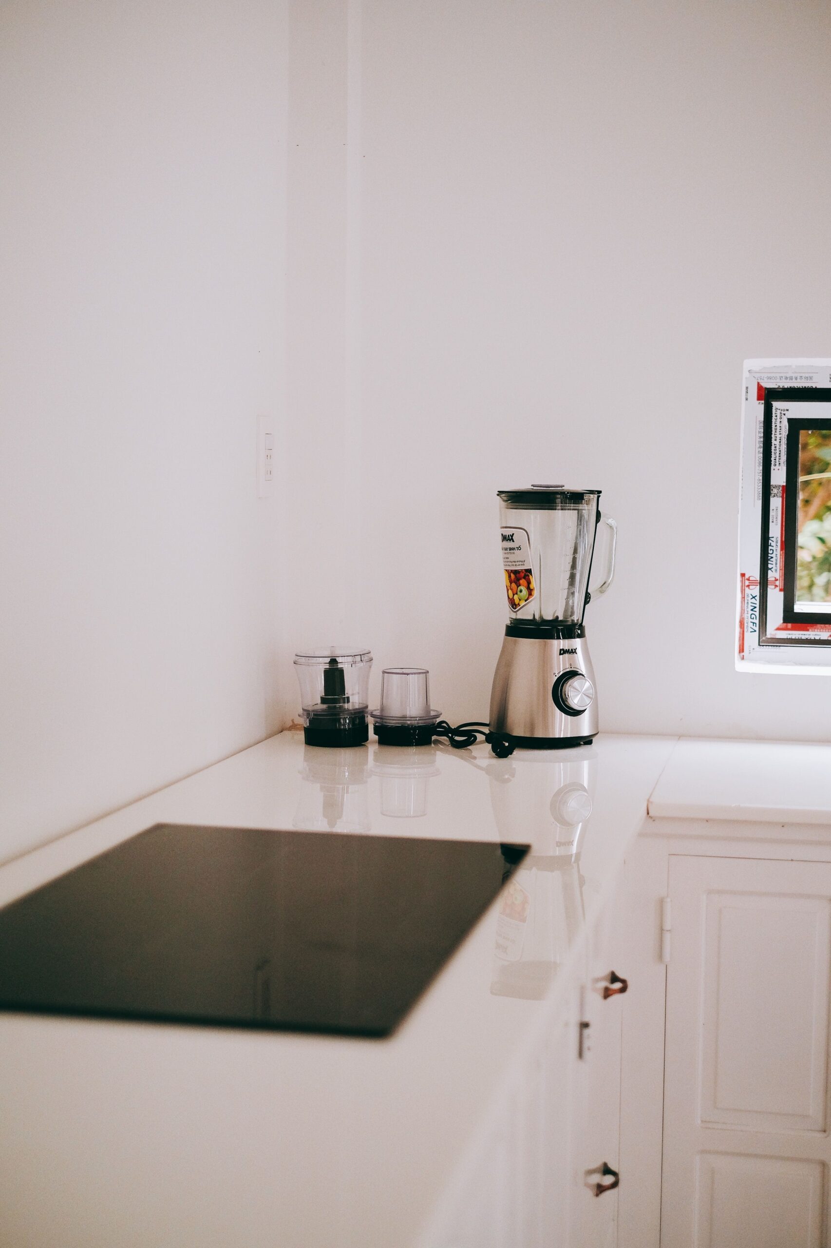 licuadora y batidora de vaso en encimera de cocina
