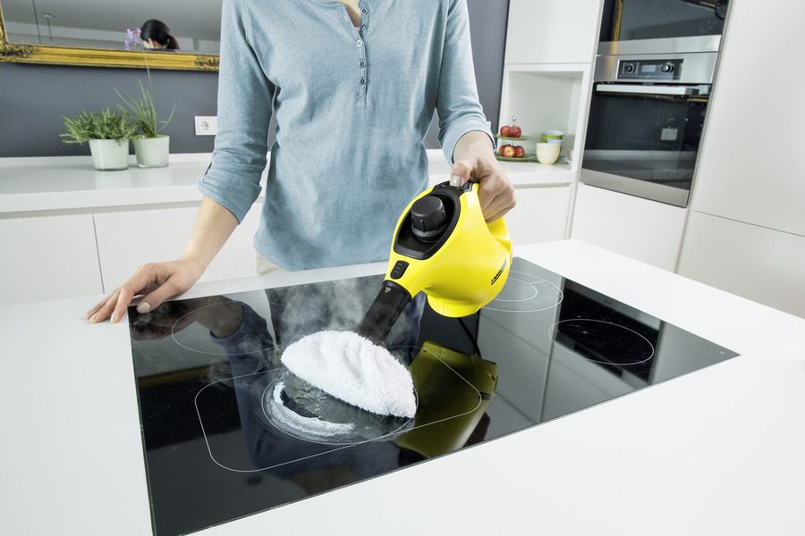 limpiando cocina con limpiador de vapor de mano