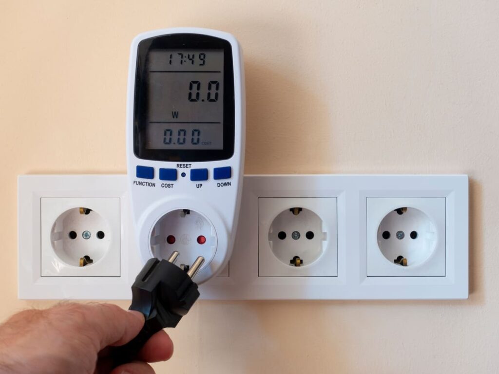 medición del consumo eléctrico en el hogar con enchufe inteligente