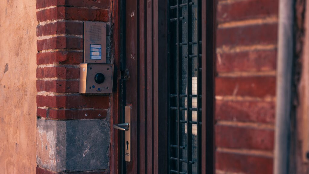 puerta de entrada de edificio donde instalar timbre inteligente