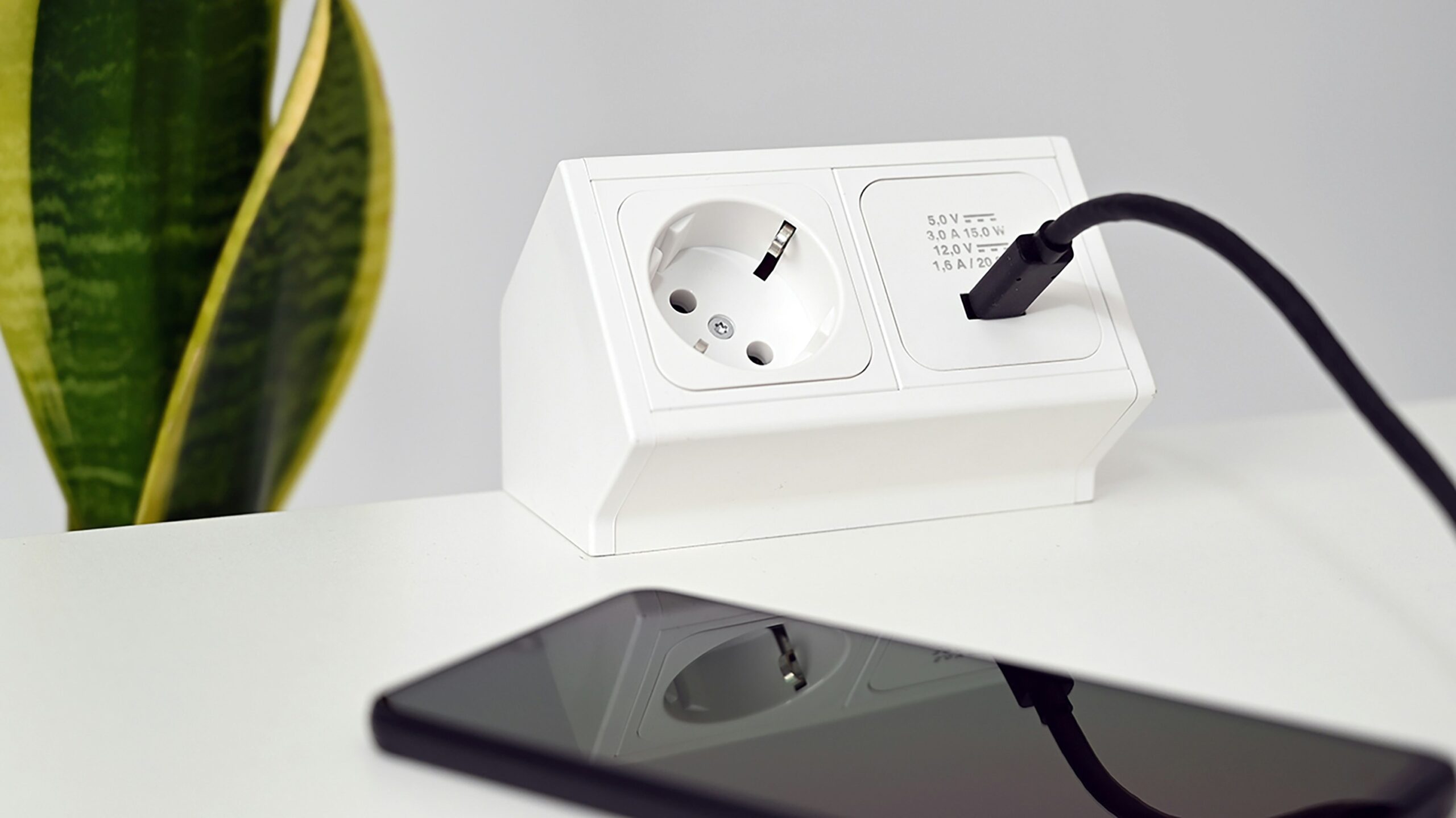 regleta inteligente con control de consumo en salón moderno