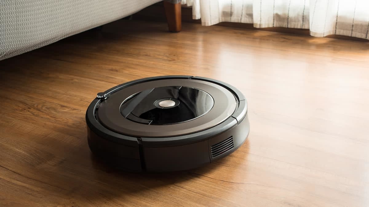 robot friegasuelos limpiando suelo de parquet