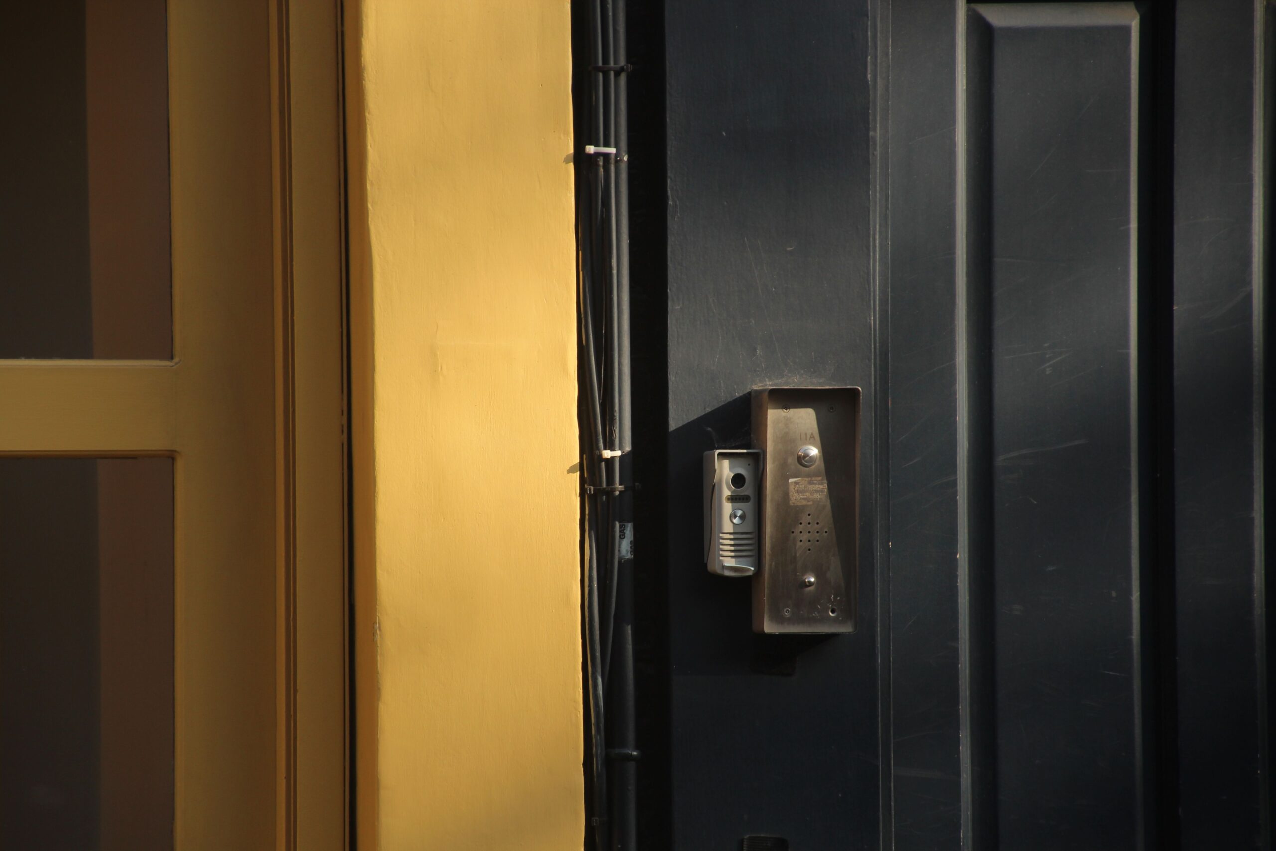 timbre inteligente con cámara instalado en puerta de entrada