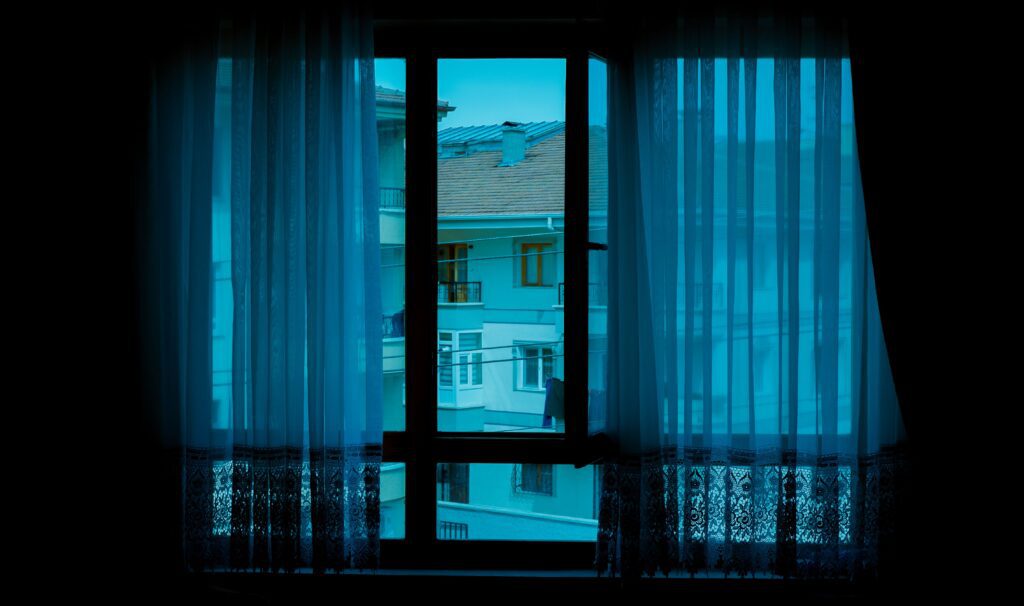 ventana abierta de noche para ventilar casa en verano