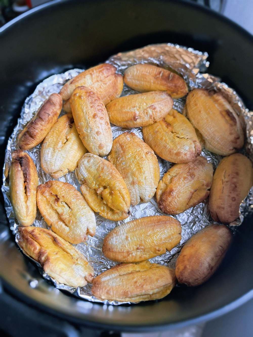 Vista superior de la cesta de una air fryer con alimentos