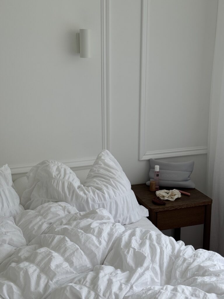 almohada en dormitorio