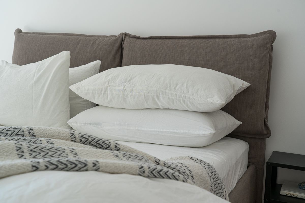 Almohada refrigerante blanca mullida sobre una cama