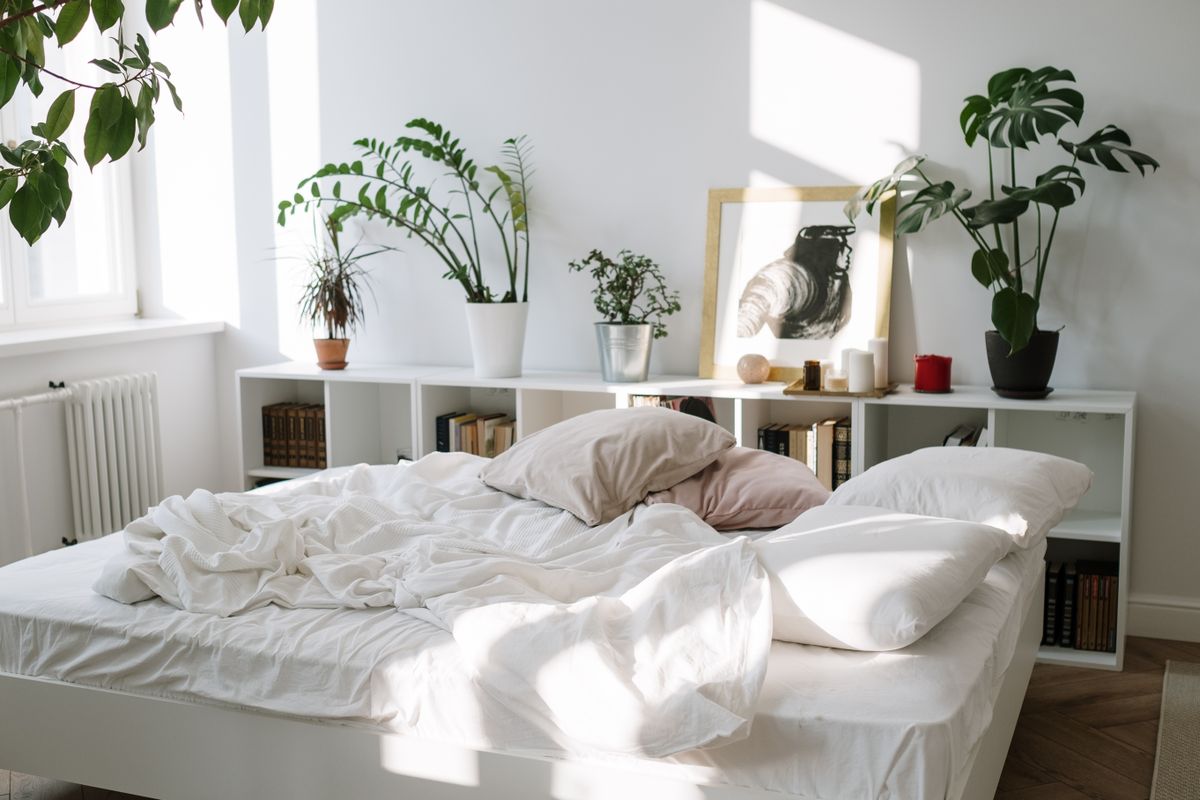 Almohadas blancas sobre una cama en un dormitorio luminoso