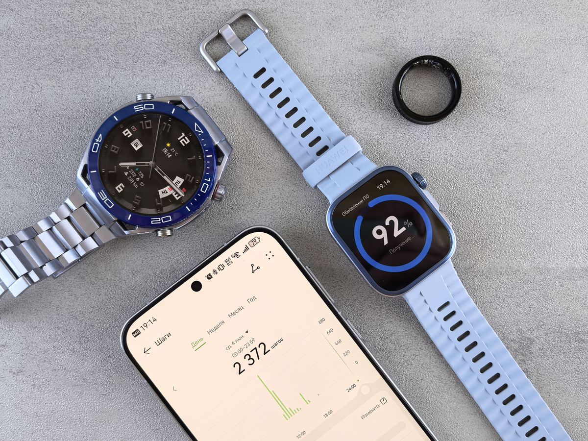Smartwatch, anillo inteligente y móvil mostrando datos de actividad física sobre una superficie