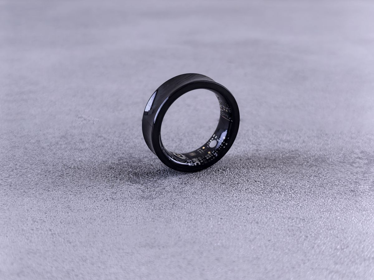 Primer plano de un anillo inteligente negro para seguimiento del sueño
