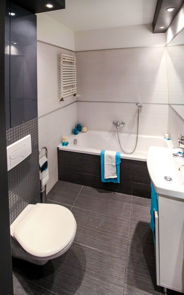 baño limpio y seco sin moho gracias al deshumidificador compacto