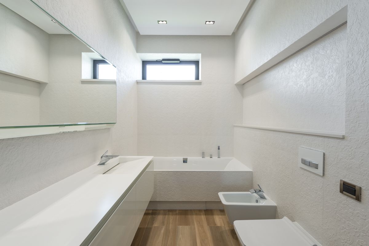 Bano moderno con azulejos blancos y banera