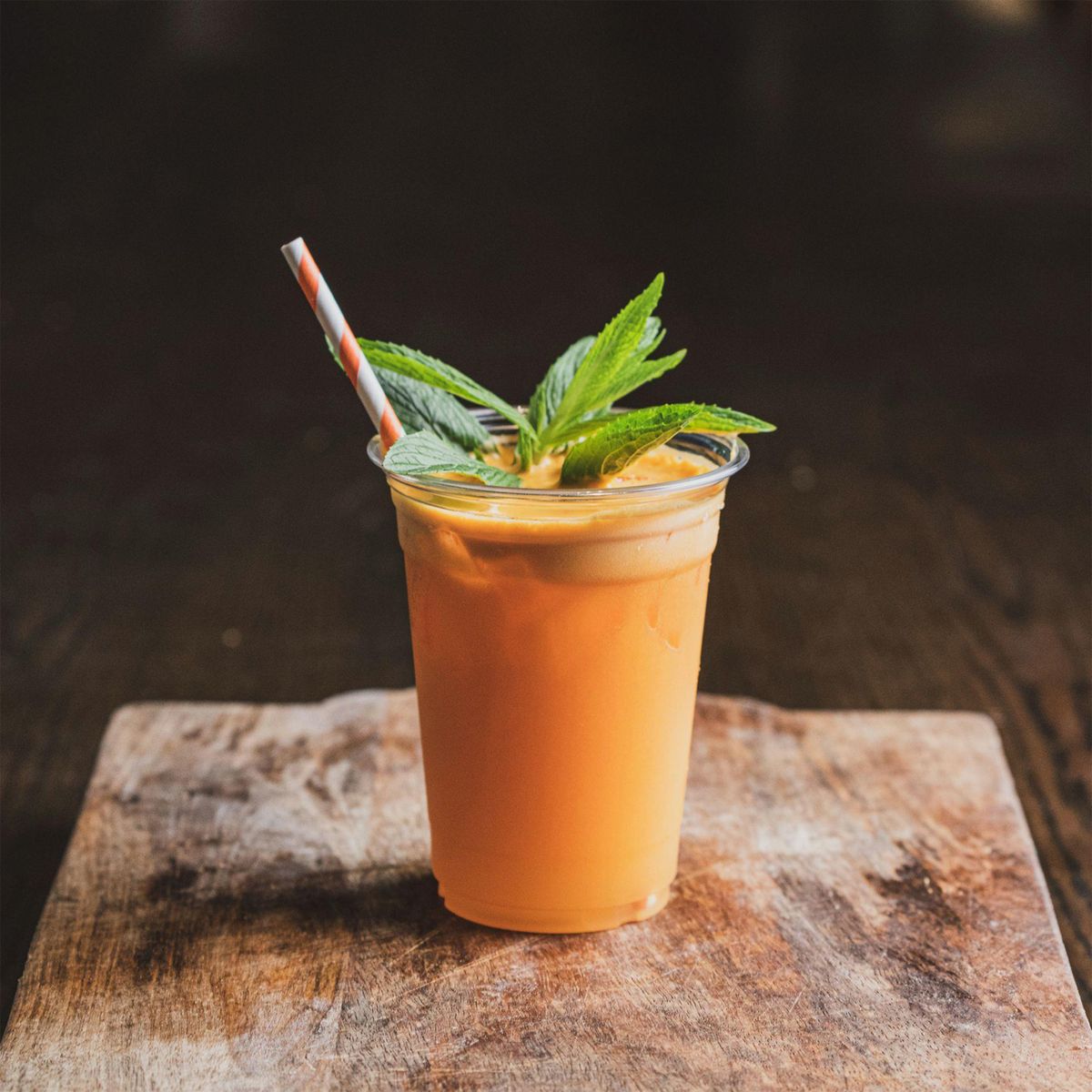 Zumo de naranja recien exprimido en un vaso