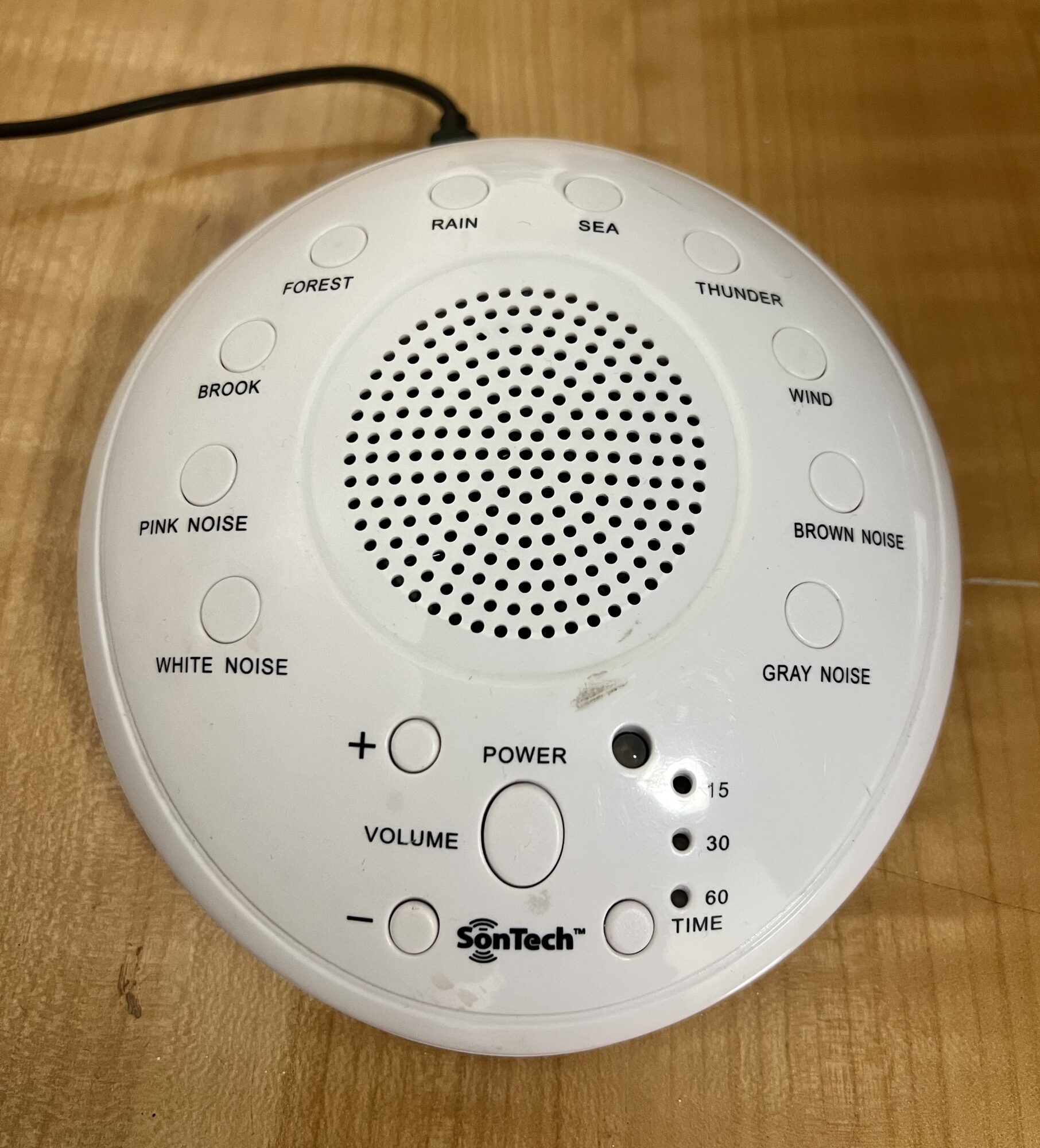 Máquina de sonido SonTech con botones para ruido blanco, rosa y marrón, y sonidos de lluvia, mar, bosque y viento