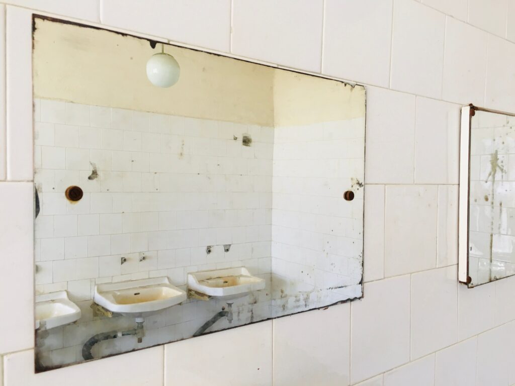 moho en pared de baño