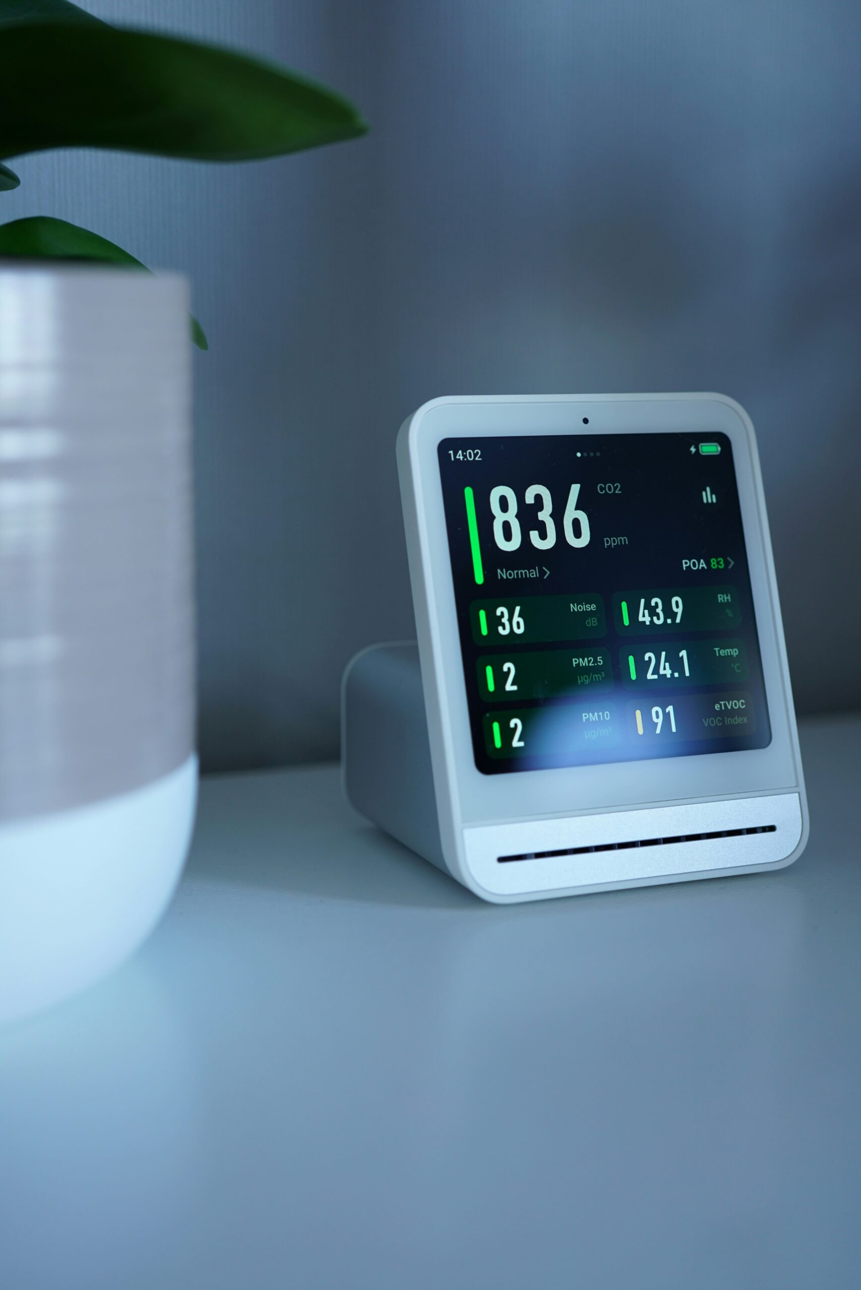 monitor de sueño en mesita de noche junto a cama