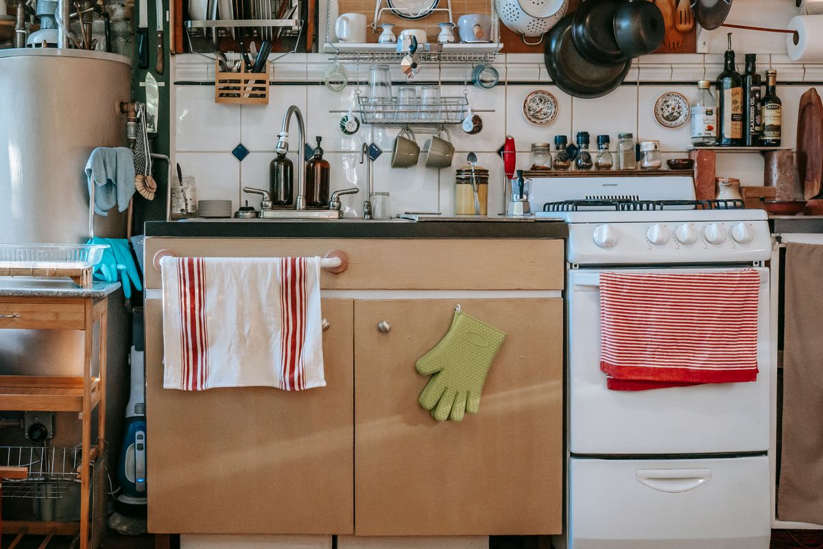 Cocina equipada con electrodomesticos y utensilios variados
