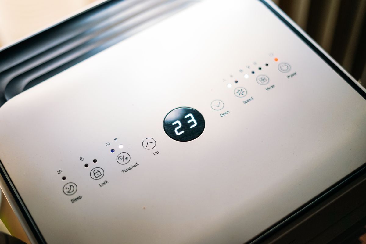 Panel de control superior de un aire acondicionado portatil mostrando la temperatura y el modo de funcionamiento