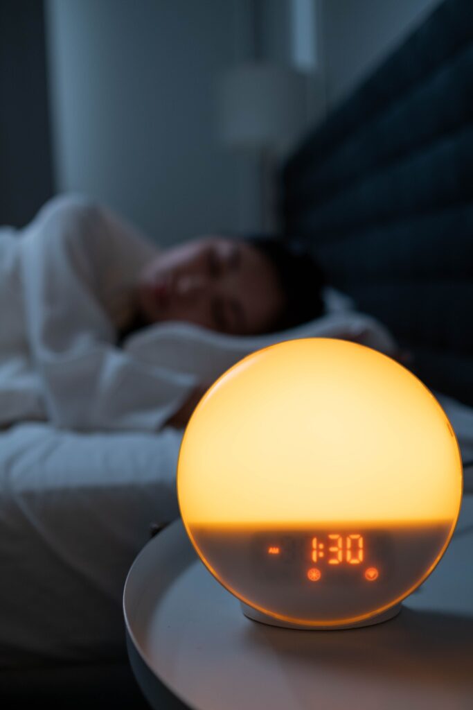 persona despertándose con despertador de luz progresiva