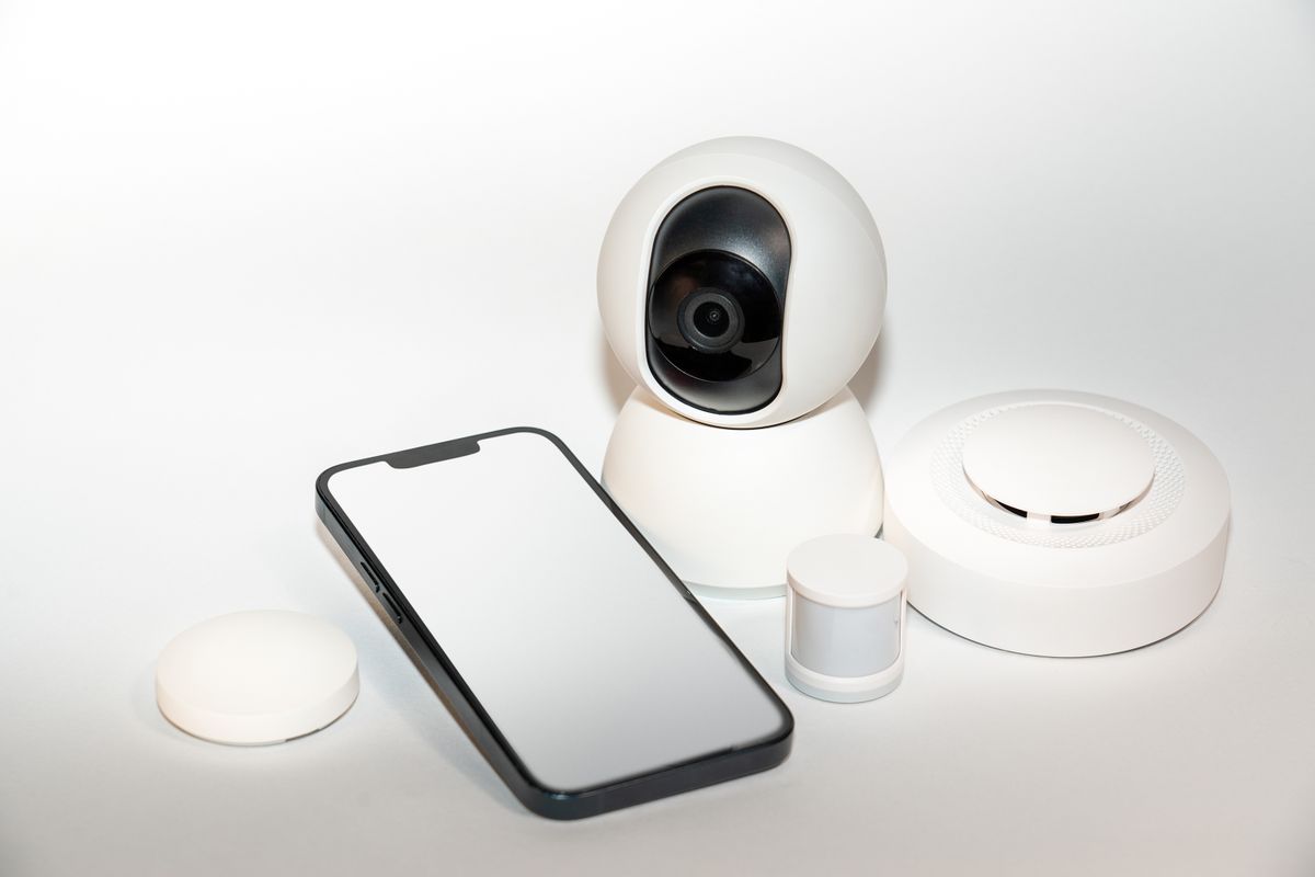 Conjunto de dispositivos de hogar conectado: cámara, hub y sensores, el tipo de ecosistema con el que se integran los sensores del detector de fugas de agua