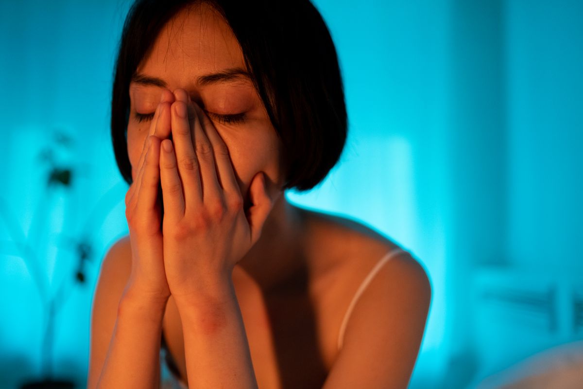 Mujer relajandose en el dormitorio al final del dia
