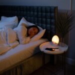 Mujer durmiendo placidamente en la cama por la noche