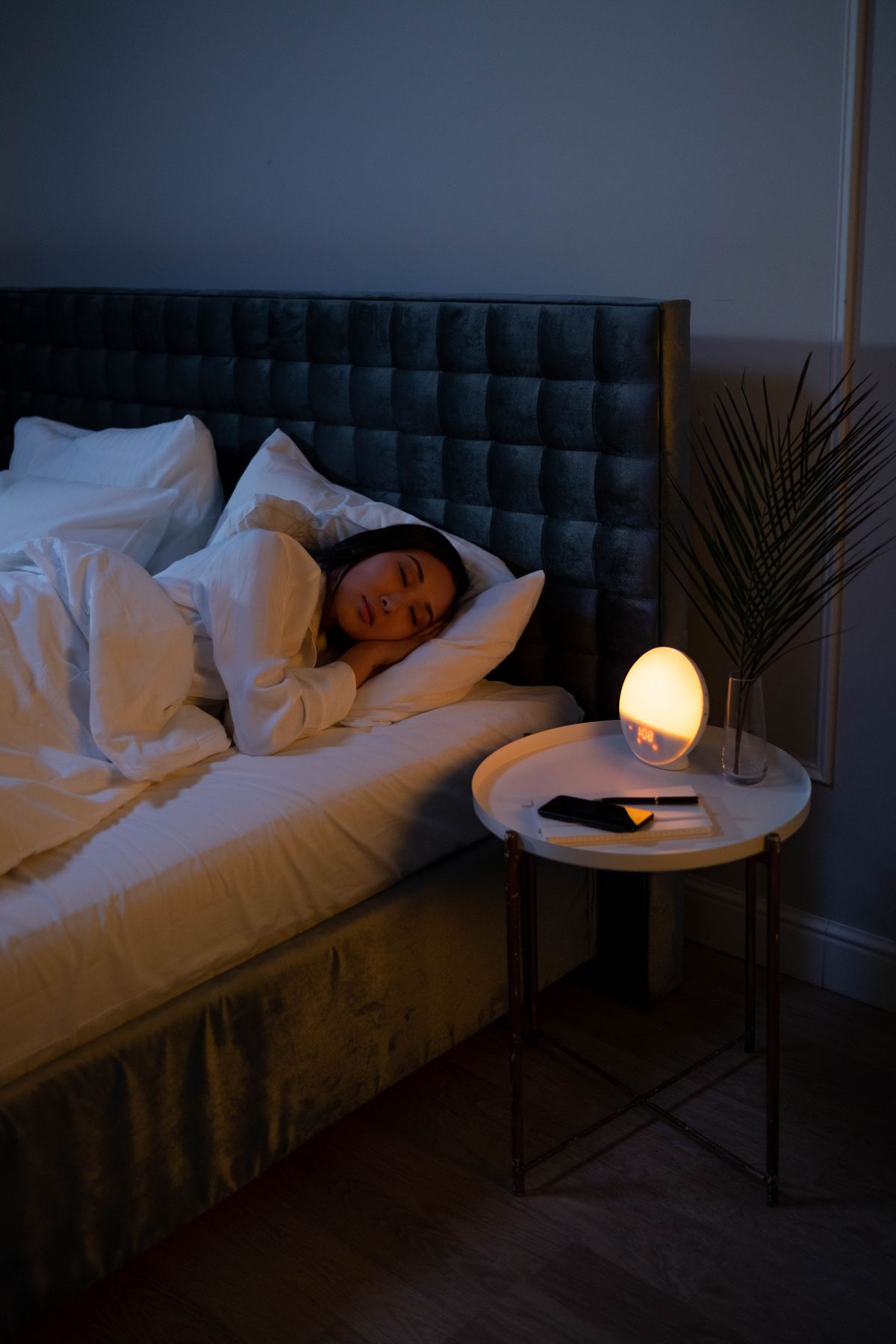 Mujer durmiendo placidamente en la cama por la noche