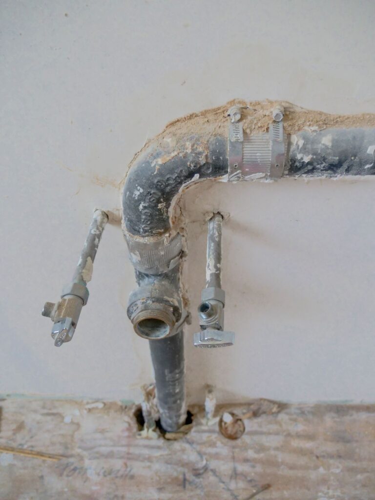 Valvulas de corte y tuberia de agua expuestas en una pared, el tipo de punto donde suelen originarse las fugas en una vivienda
