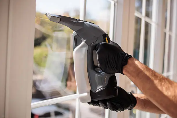 ventana limpia con limpiador de cristales eléctrico