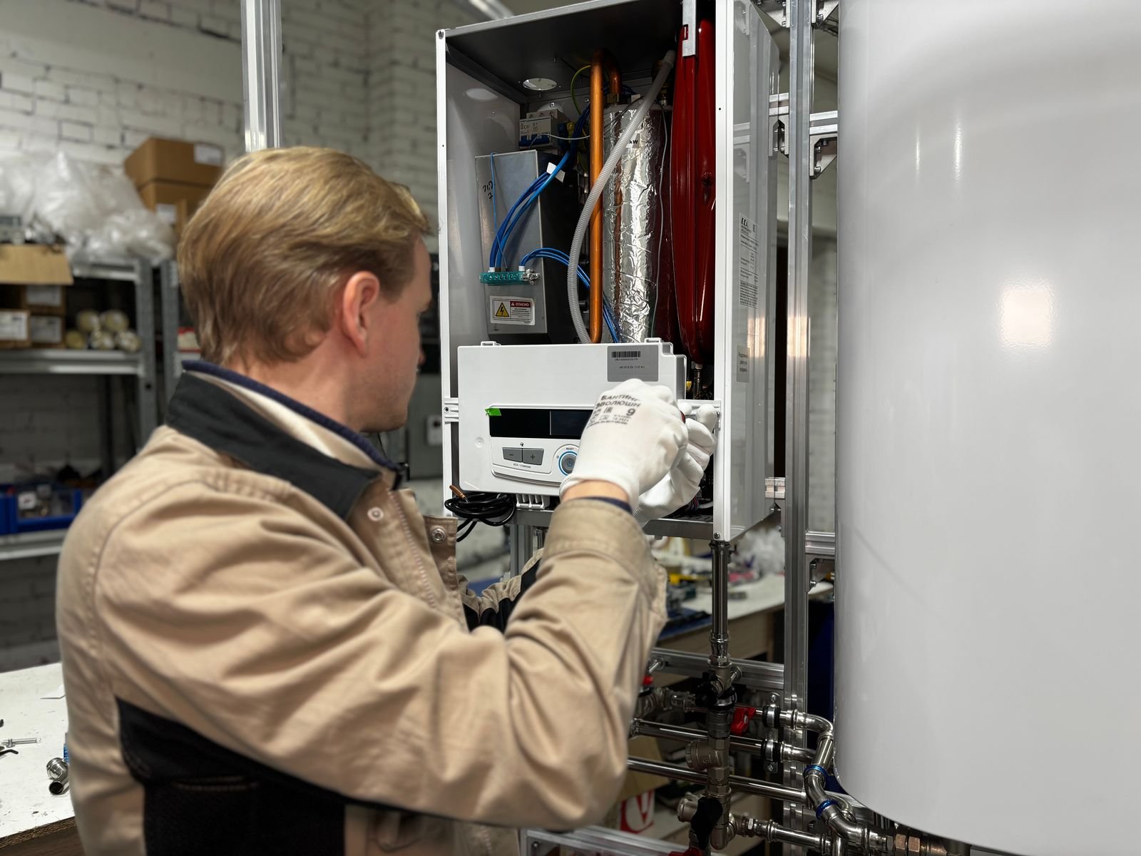 Técnico instalando una bomba de calor para agua caliente