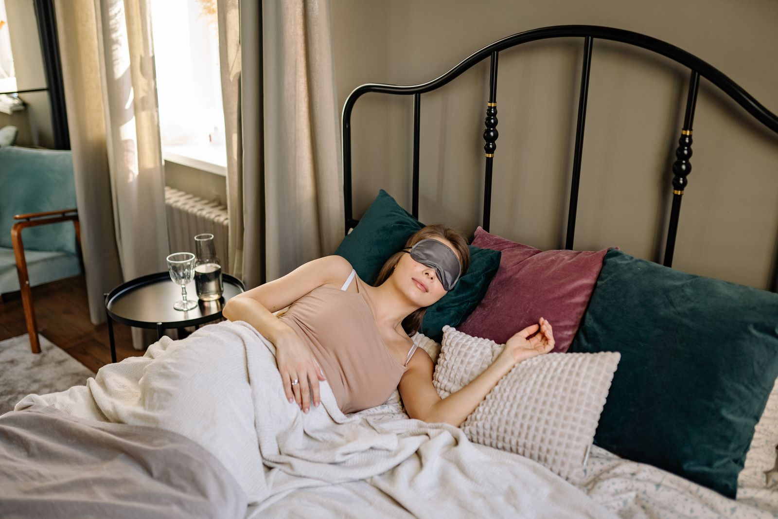 mujer durmiendo con antifaz para dormir