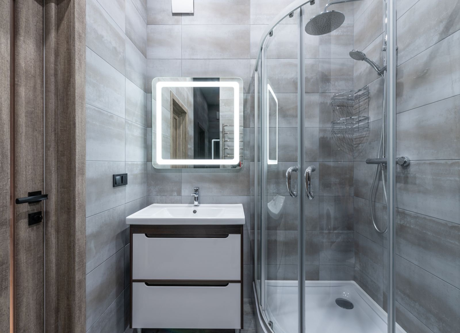 cabina de ducha moderna en una vivienda con agua calentada gracias a termo eléctrico inteligente