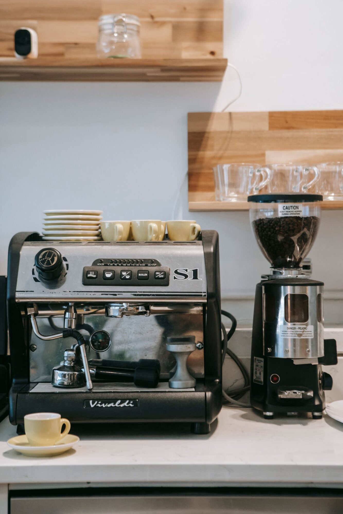 cafetera superautomática en encimera de cocina