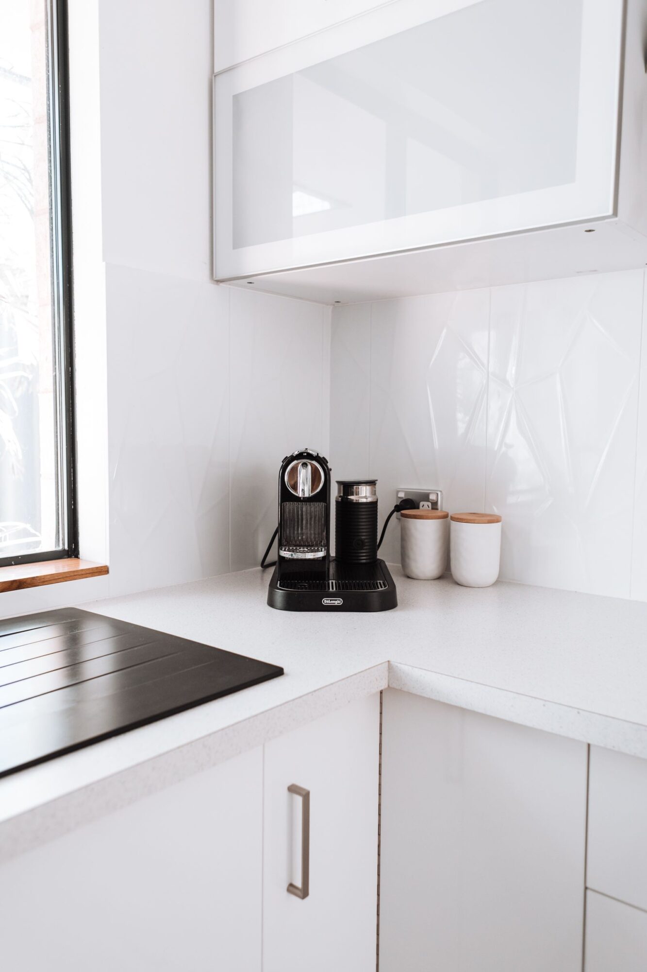 cafetera superautomática blanca en cocina moderna