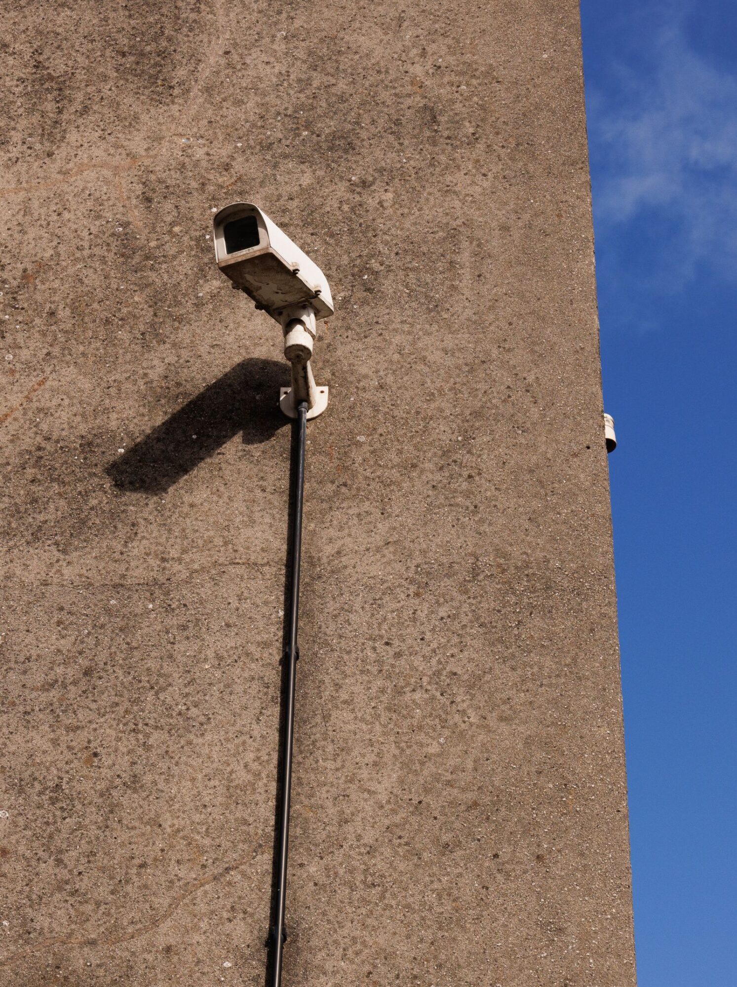 cámara de seguridad instalada en fachada exterior