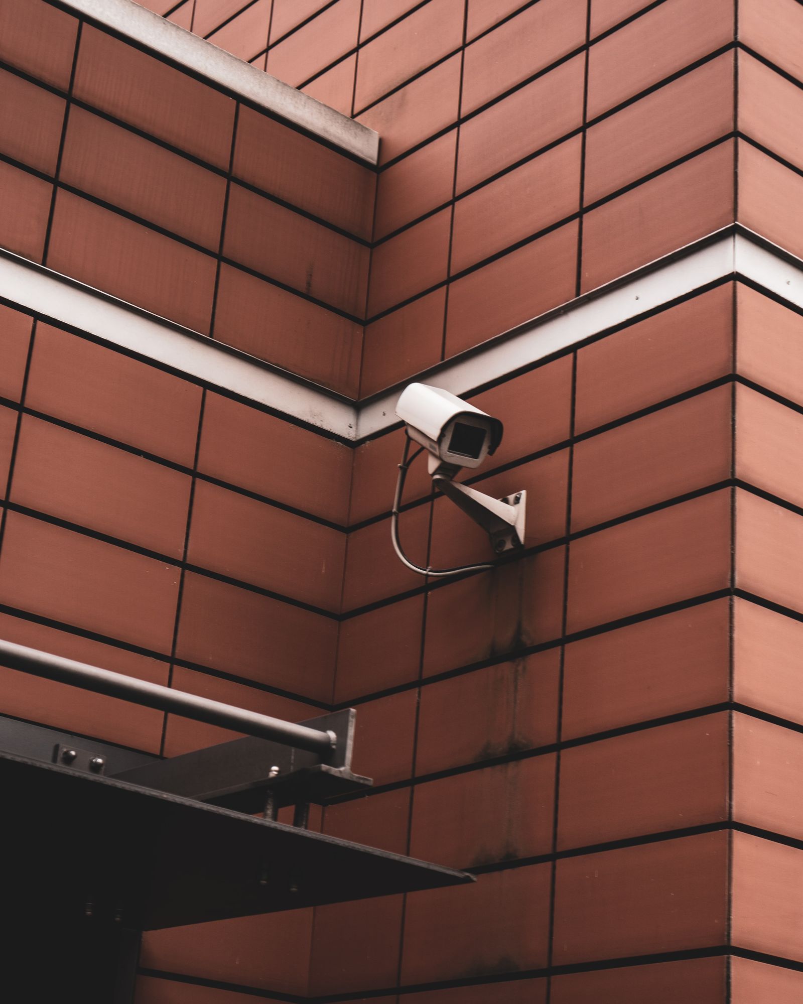 cámara de vigilancia exterior montada en pared