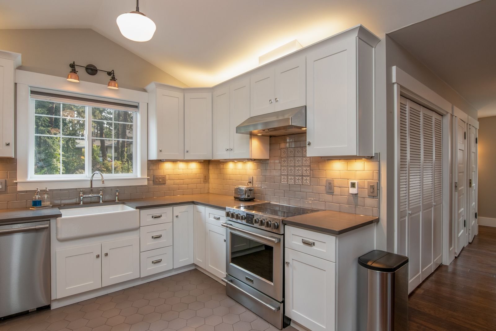 Cocina blanca moderna con campana extractora