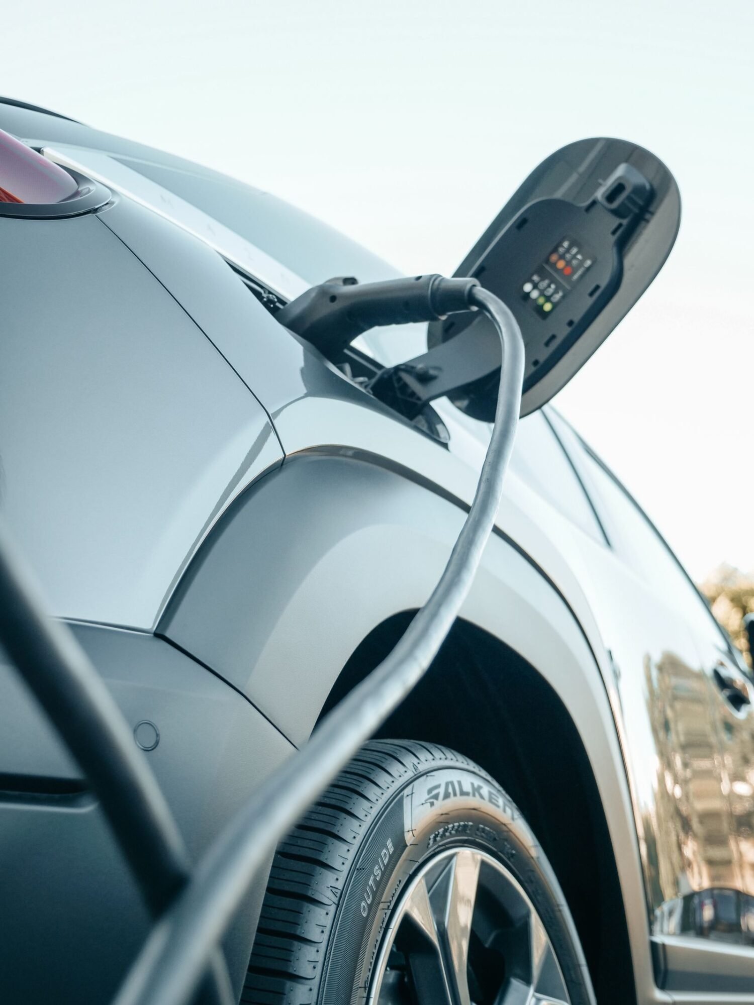 coche eléctrico cargando en un garaje