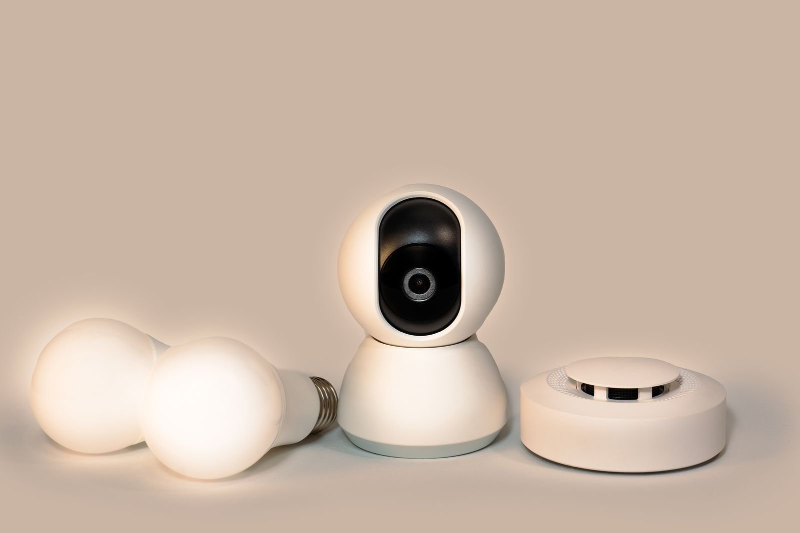 Bombillas y cámara inteligente junto a un sensor redondo