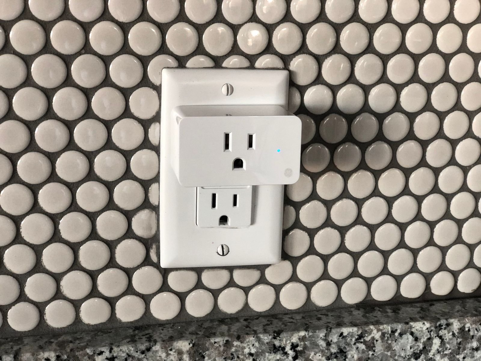 enchufe inteligente conectado a la corriente eléctrica